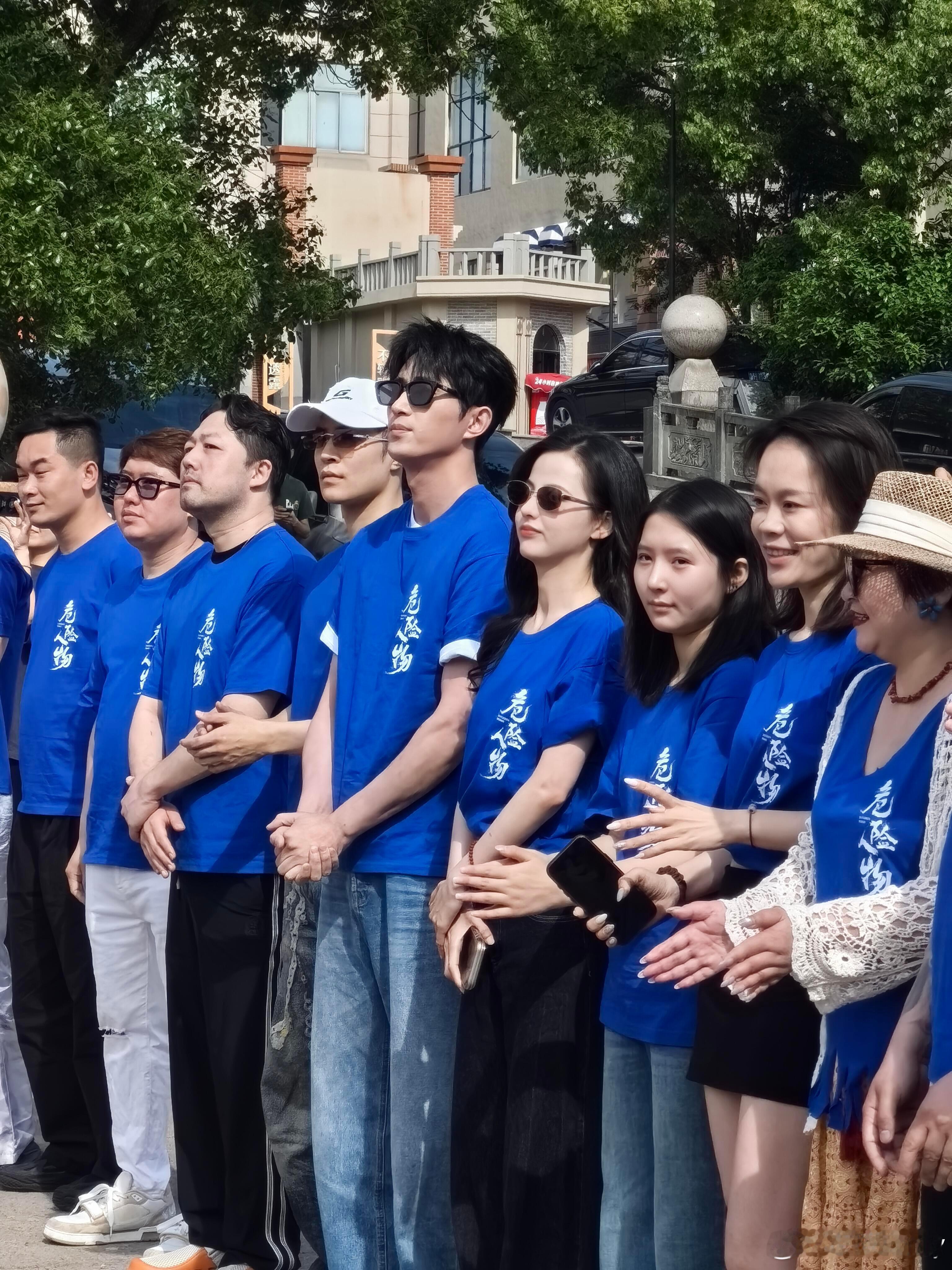 王凯沐危险人物开机路透，简单蓝色穿成青春男大，好帅的王凯沐开机大吉！收视爆爆爆！