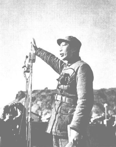 晋察冀军区司令员聂荣臻在张家口市举行的边区各界庆祝抗日战争胜利大会上讲话。
