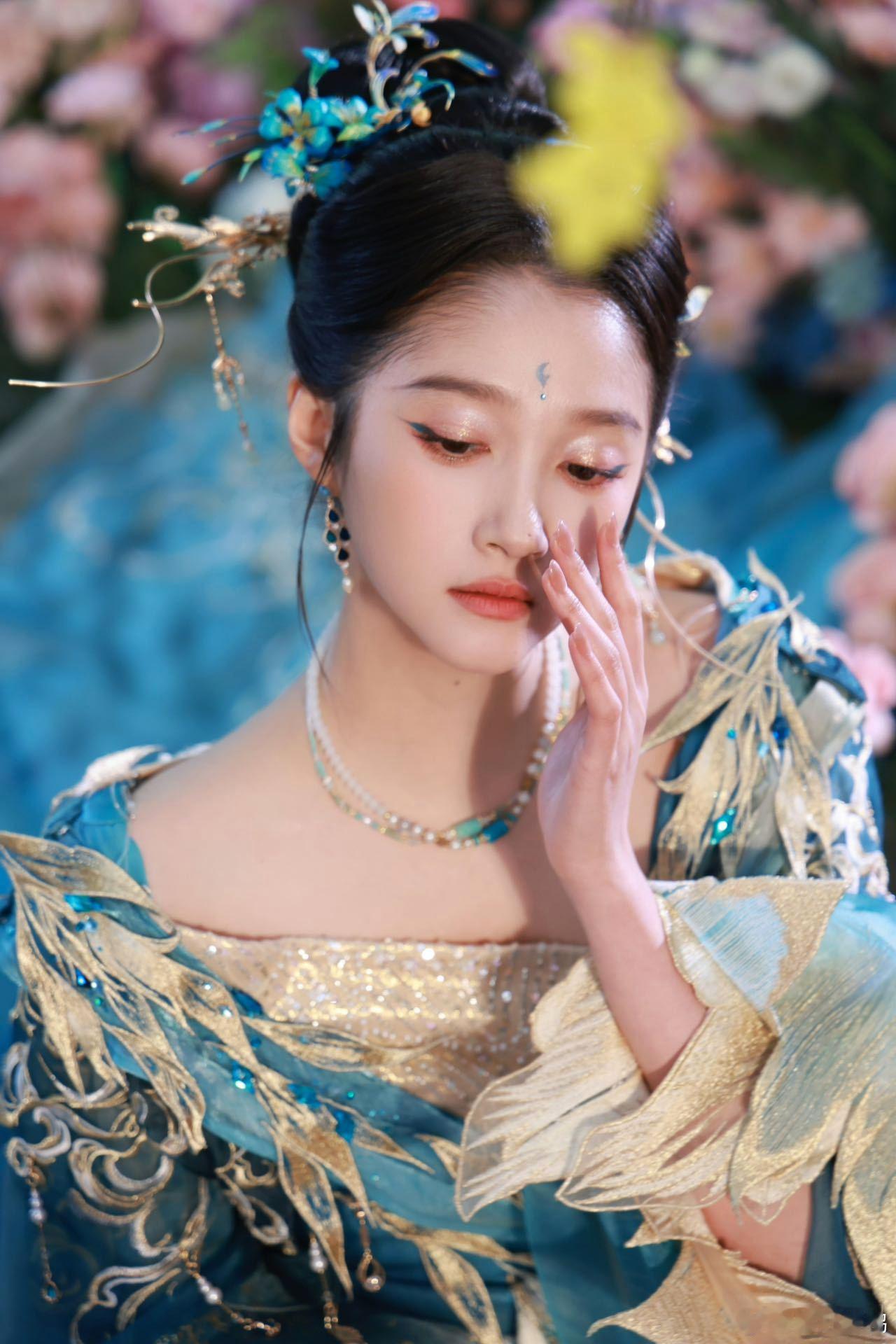 关晓彤青绿国风扮相 河南春晚《瑞鸟报春》名场面来袭！关晓彤以青绿国风造型惊艳登场