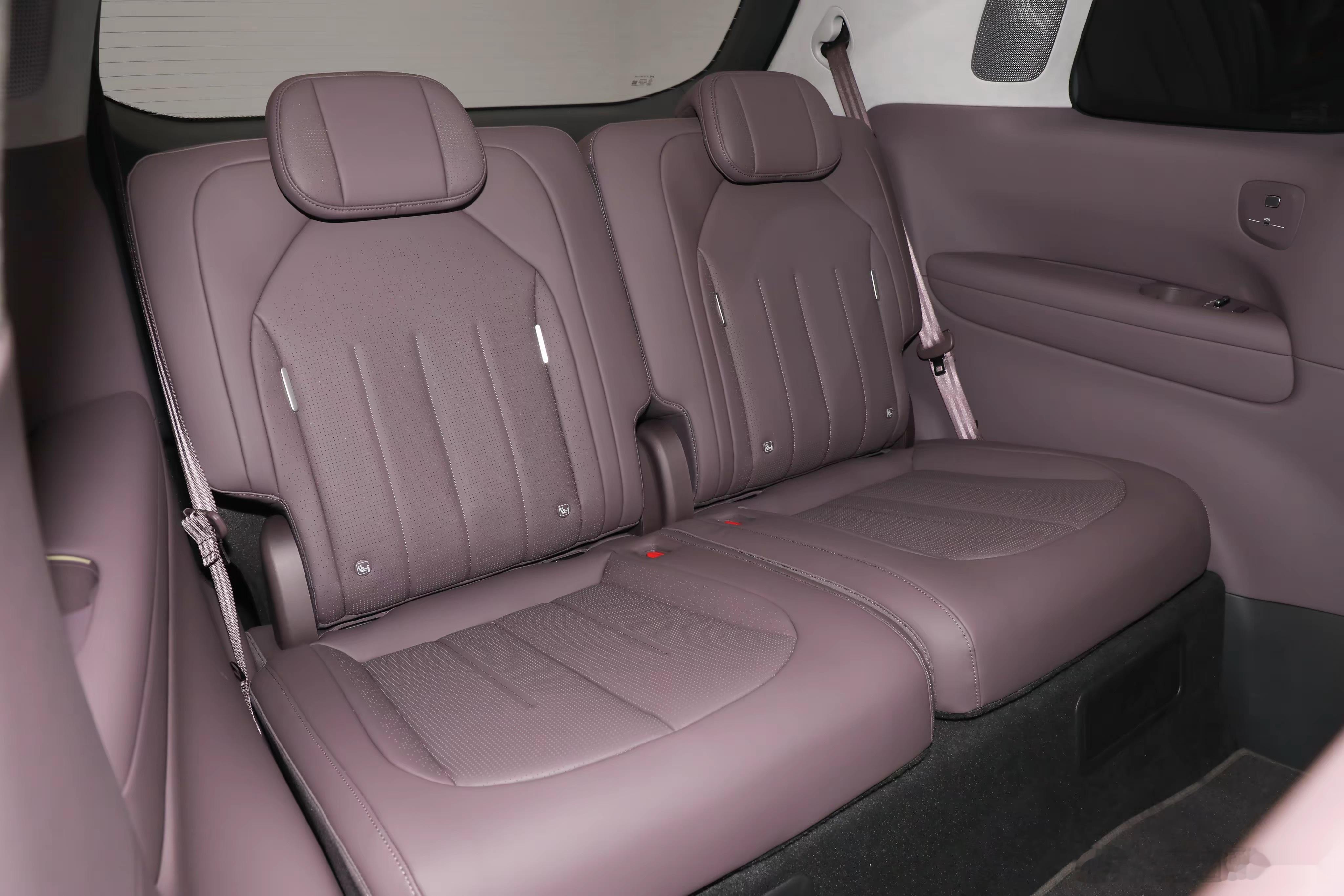 小鹏GX三套内饰颜色: 拂晓白、林雾紫、铂金棕。新科技旗舰小鹏GX来了