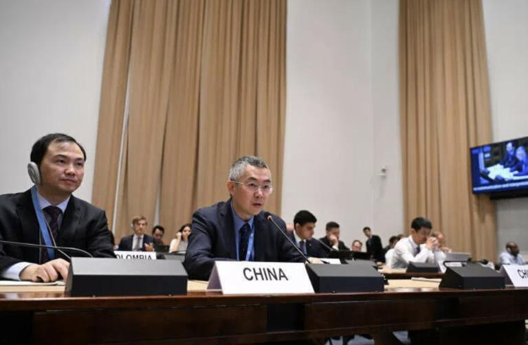 新加坡联合早报8月12日写道：“美国批评中国上个月在太平洋试射洲际弹道导弹前，未