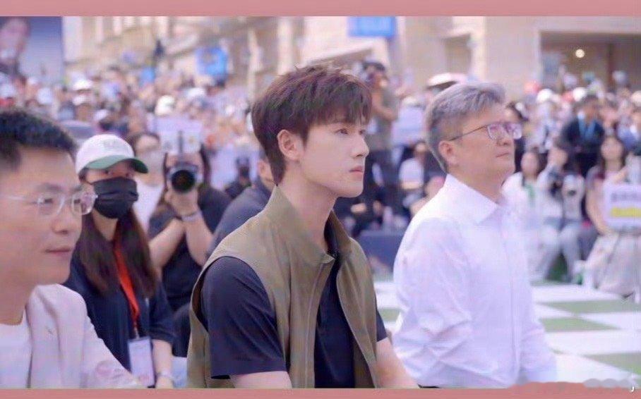 李昀锐武汉妈呀小林今天在武汉的线下活动这么多人！！！ ​​​