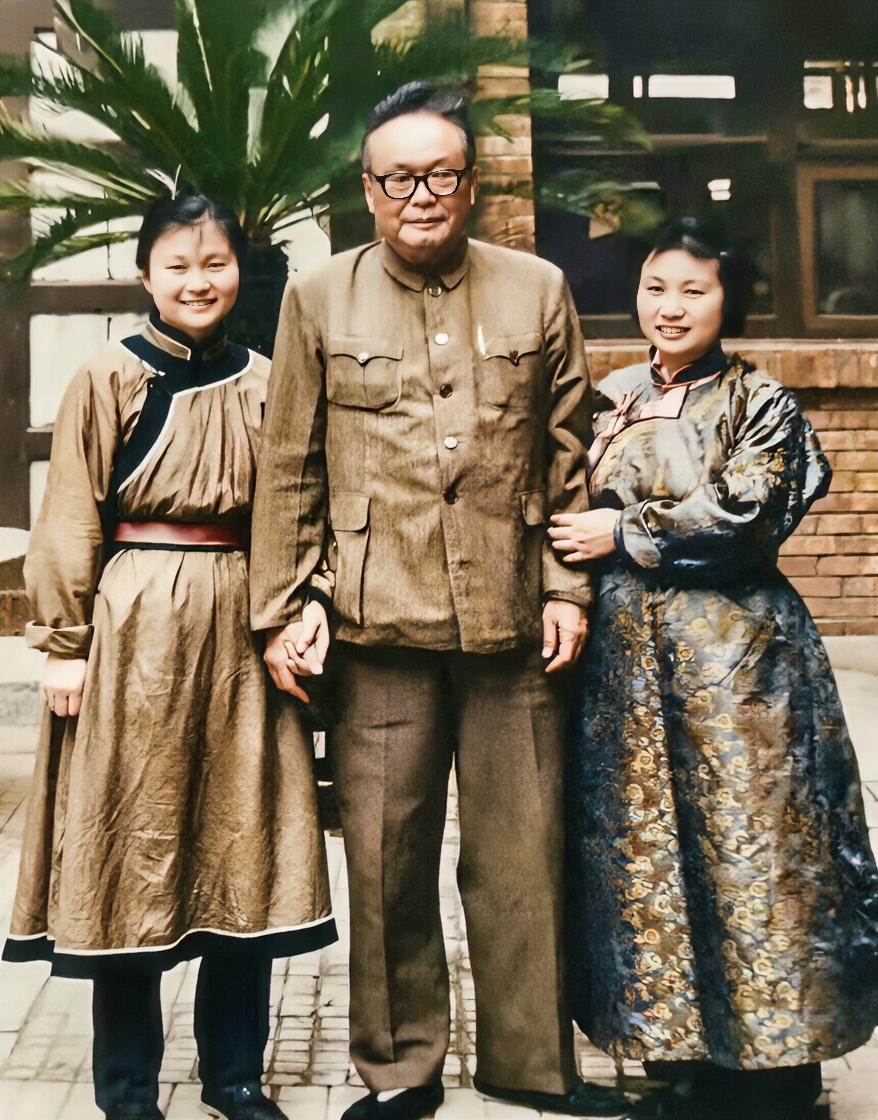 1975年，时任全国人大常委会副委员长的乌兰夫，与草原英雄小姐妹龙梅、玉荣亲切合