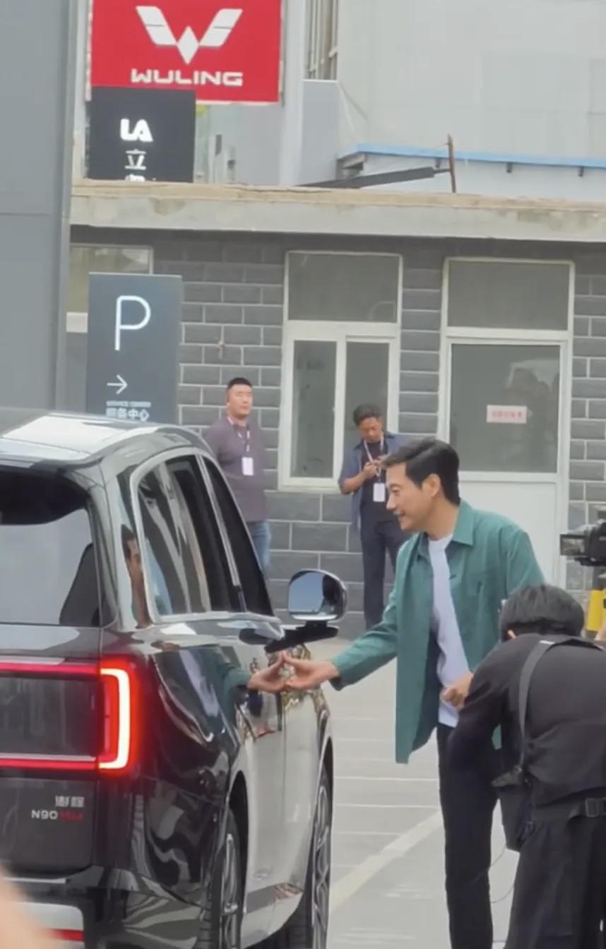 澎程SUV交付，雷总开门上热搜！友商又急了

雷总给小米澎程SUV车主拉车门又上