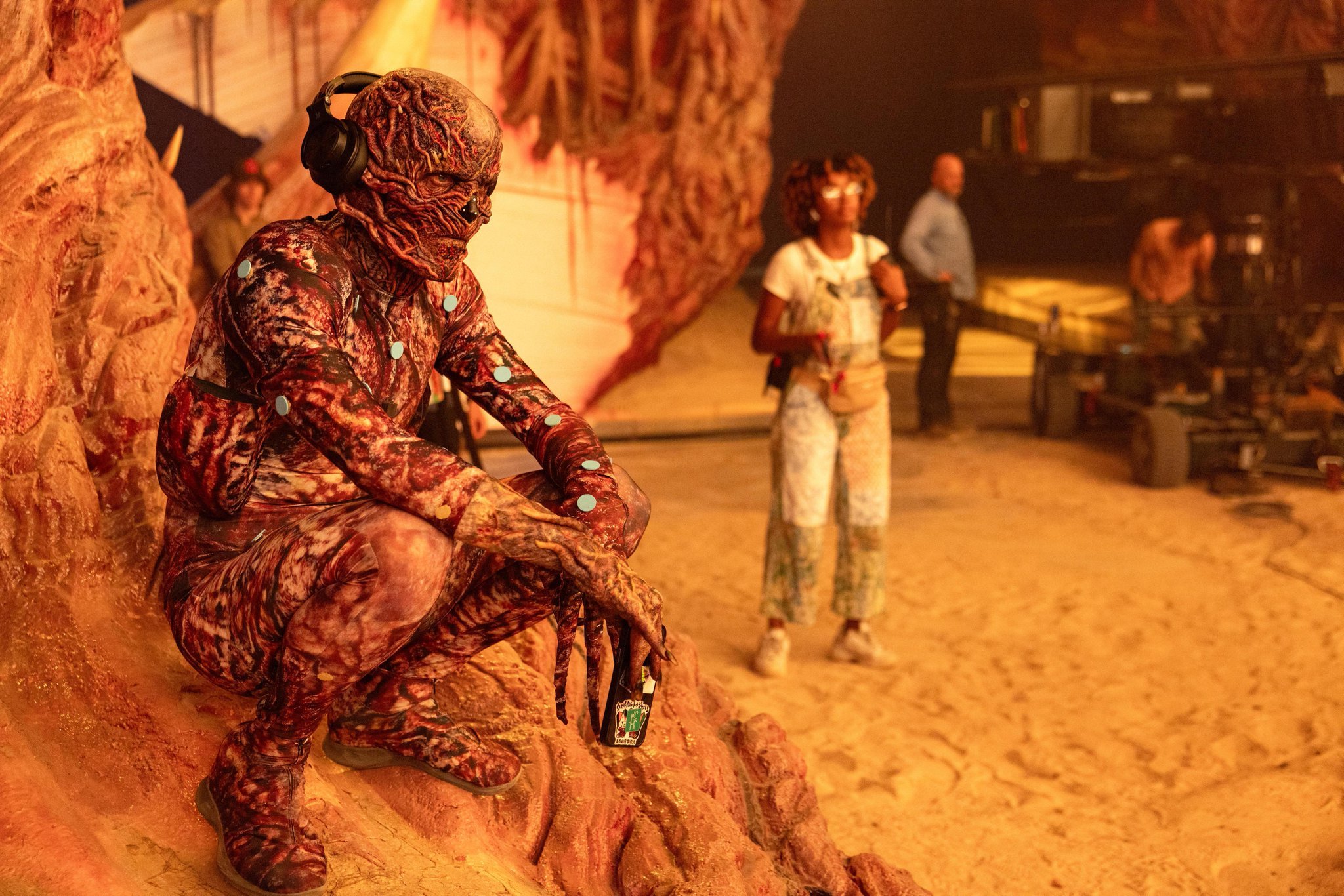 关于《怪奇物语》第五季的细节：总共拍摄了237天，搭建了6725个场景，拍摄时长