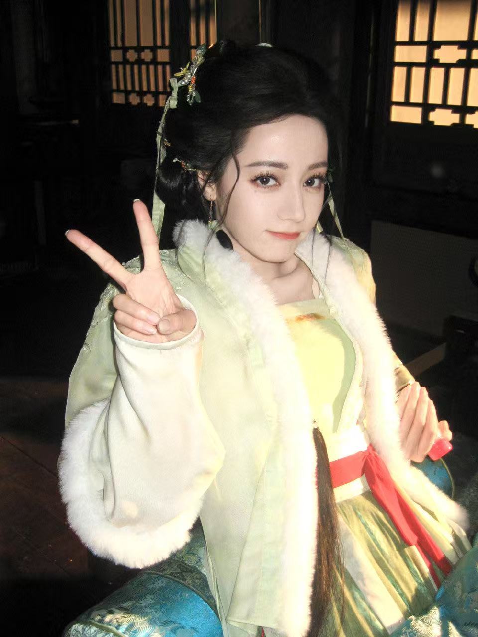 迪丽热巴贺思慕片场抓拍啊啊啊啊啊新鲜的慕慕迪丽热巴贺思慕现代版迪丽热巴