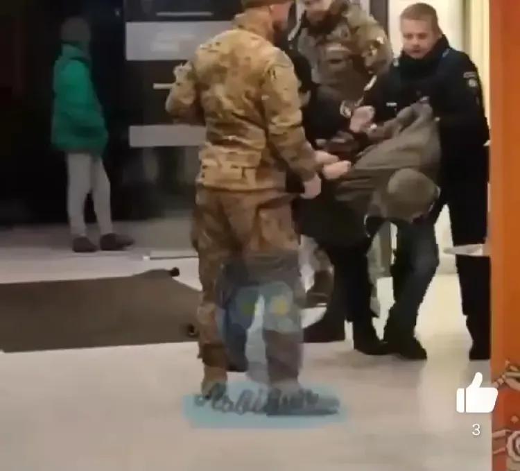 乌军警一起出动，开始在大街上抓捕男性，然后把这些抓来的男性扭送到乌军部队之中，填