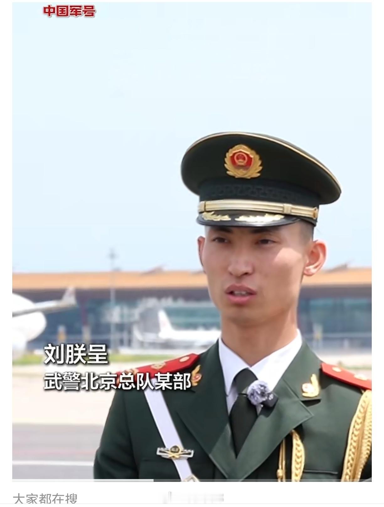 火爆全网的威严哨兵找到啦镜头定格下挺拔坚毅的身影，背后是日复一日的坚守。走红不是