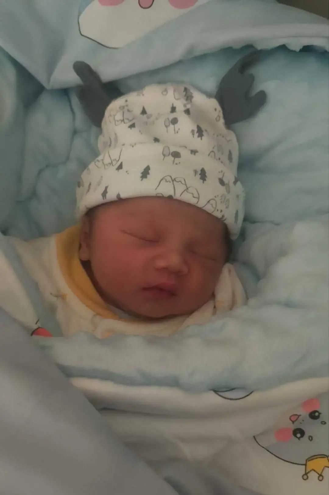 刷到那位天天记录孕期的博主发图，小脚丫一露配文六斤半男宝已卸货，评论区瞬间炸成烟