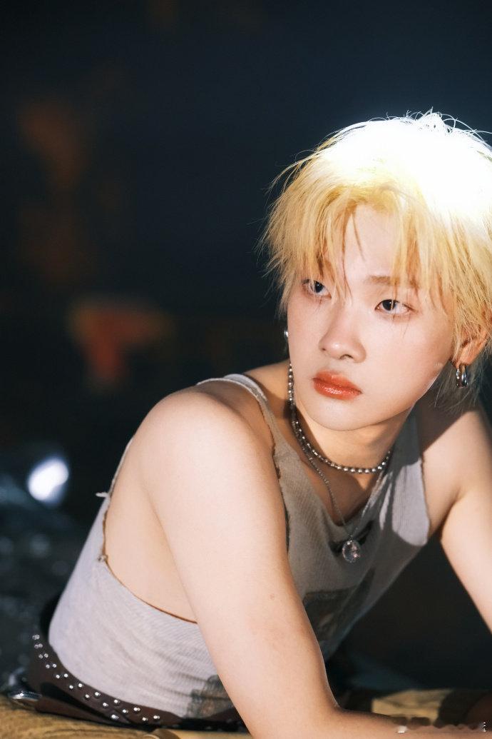 周震南把丰愉写进旋律里 周震南的创作太有辨识度！作为原创音乐人，他总能把情绪和曲