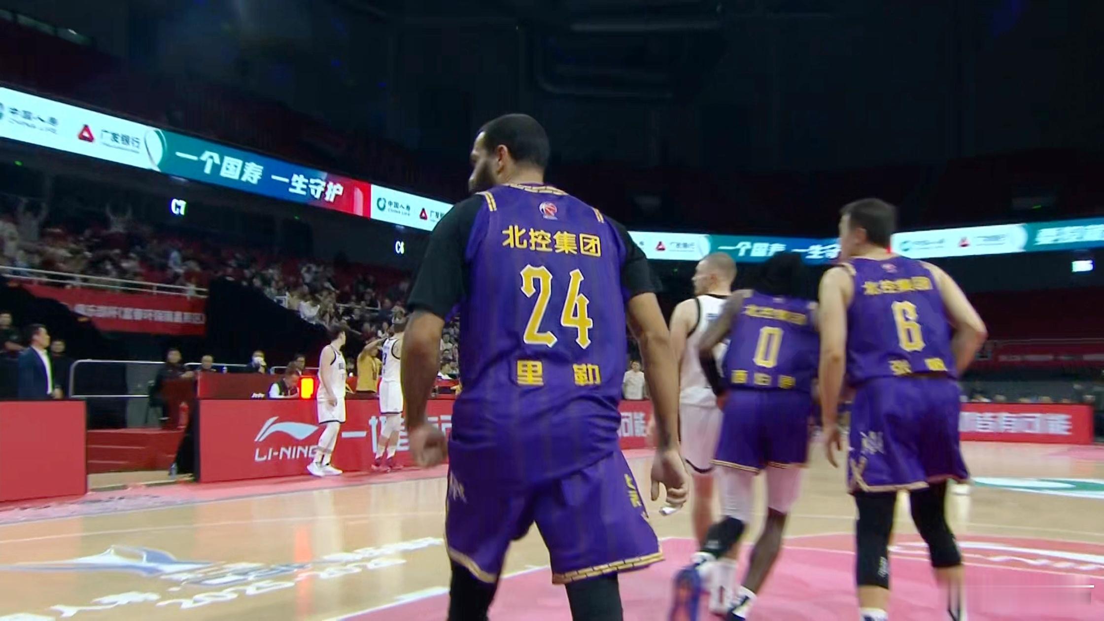 无论球队表现怎么样，这是第一外援该有的样子。北控男篮cba俱乐部杯
