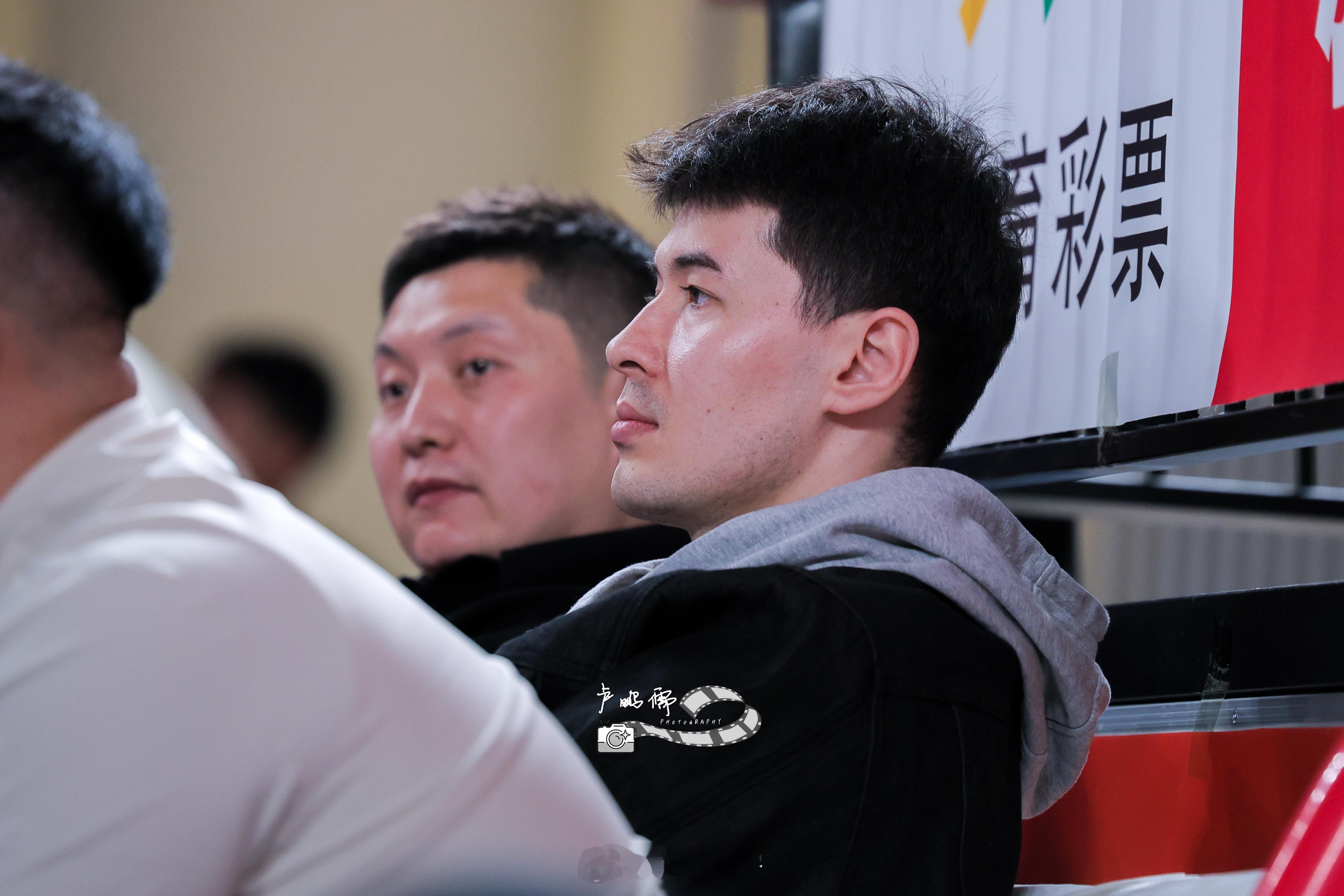 阿不都沙拉木心系球队现场观赛cba新疆男篮小卢篮球世界