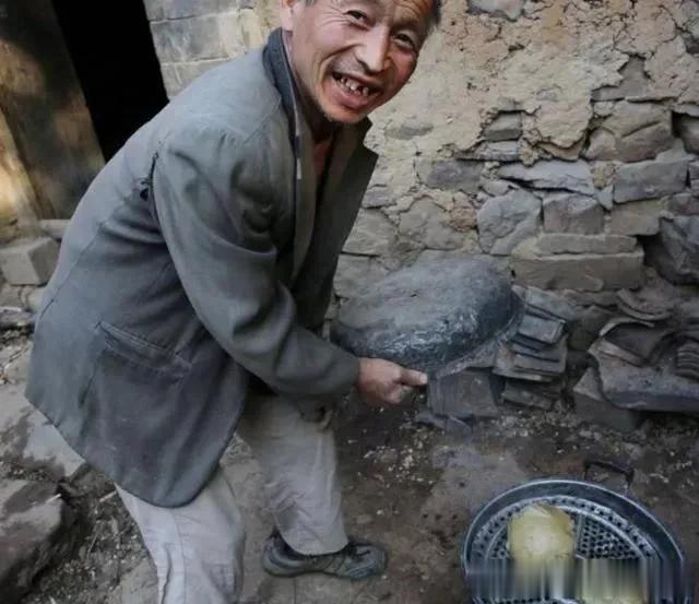 我是一个老光棍，今年50岁了，没有老婆，一个人生活，太艰难了，没有人疼，没有人爱