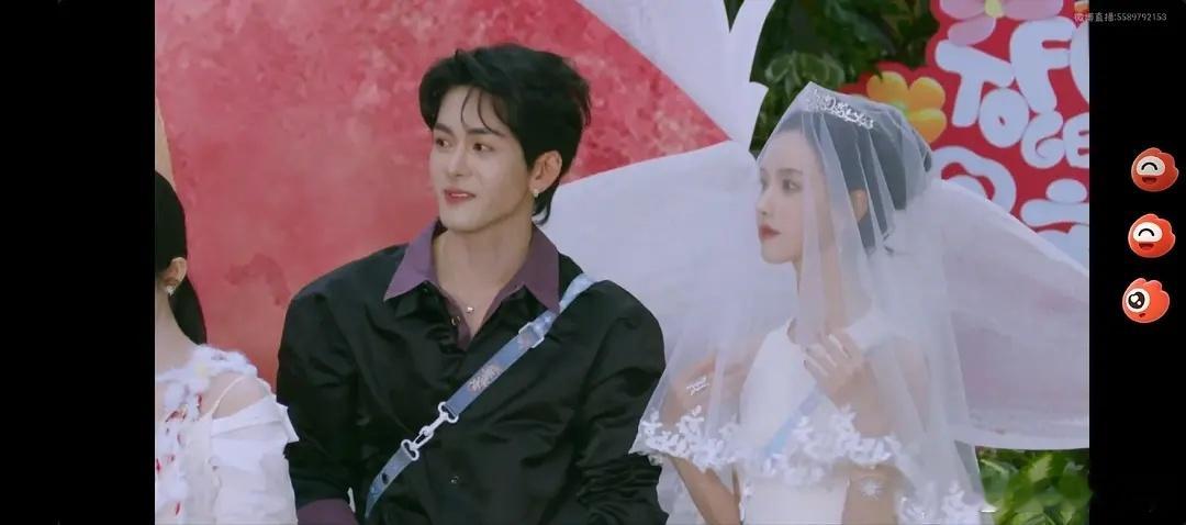 第一张图陈都灵微昂着头，好像女王 