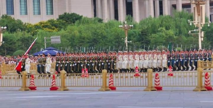 8月13日傍晚七点十九分，天安门广场上挤满了前来观看降旗的人们。夕阳为雄伟的天安