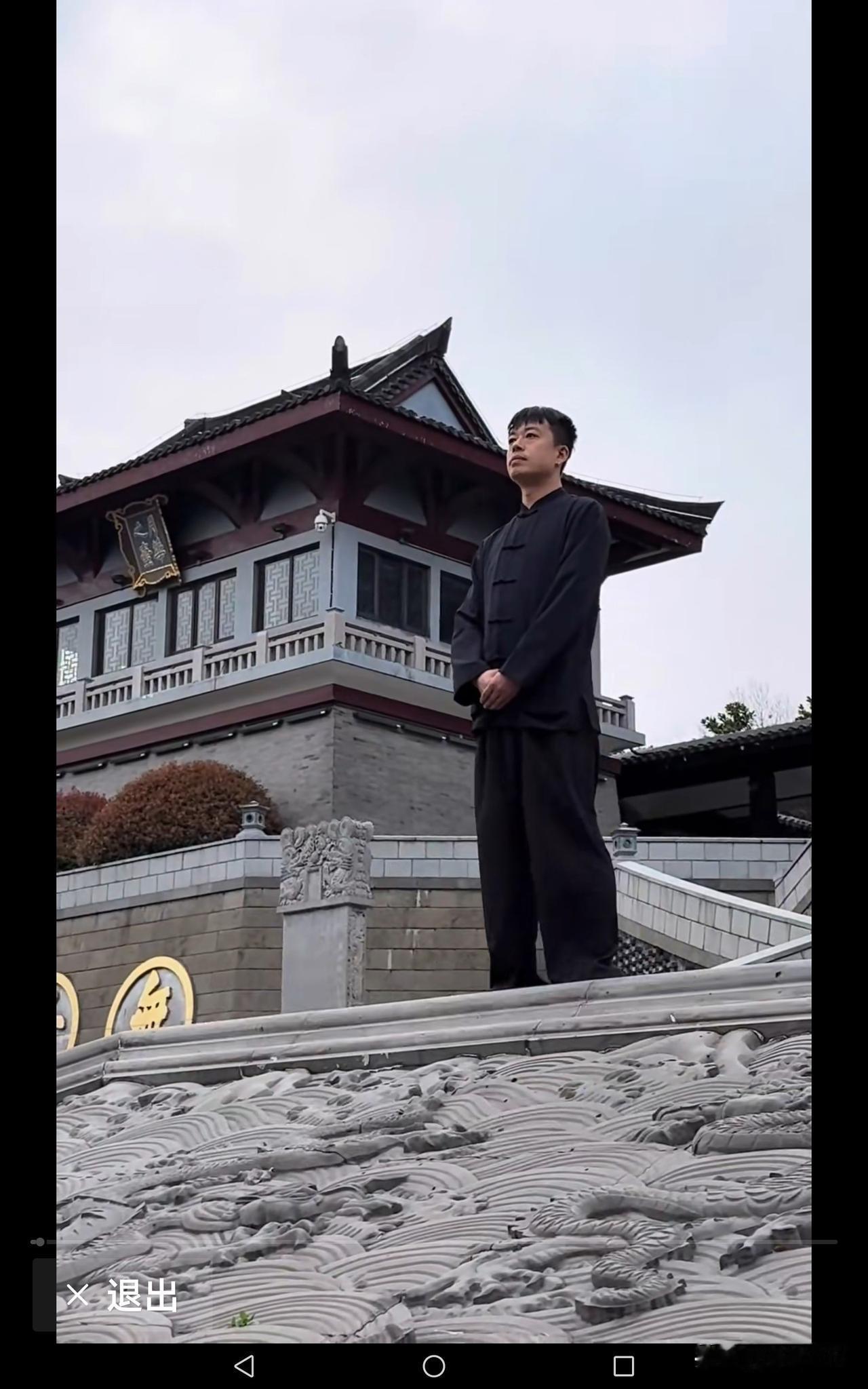 选择人生，当一个人负债累累时，还能自主选择人生之路吗？
小东北身负300多万债务