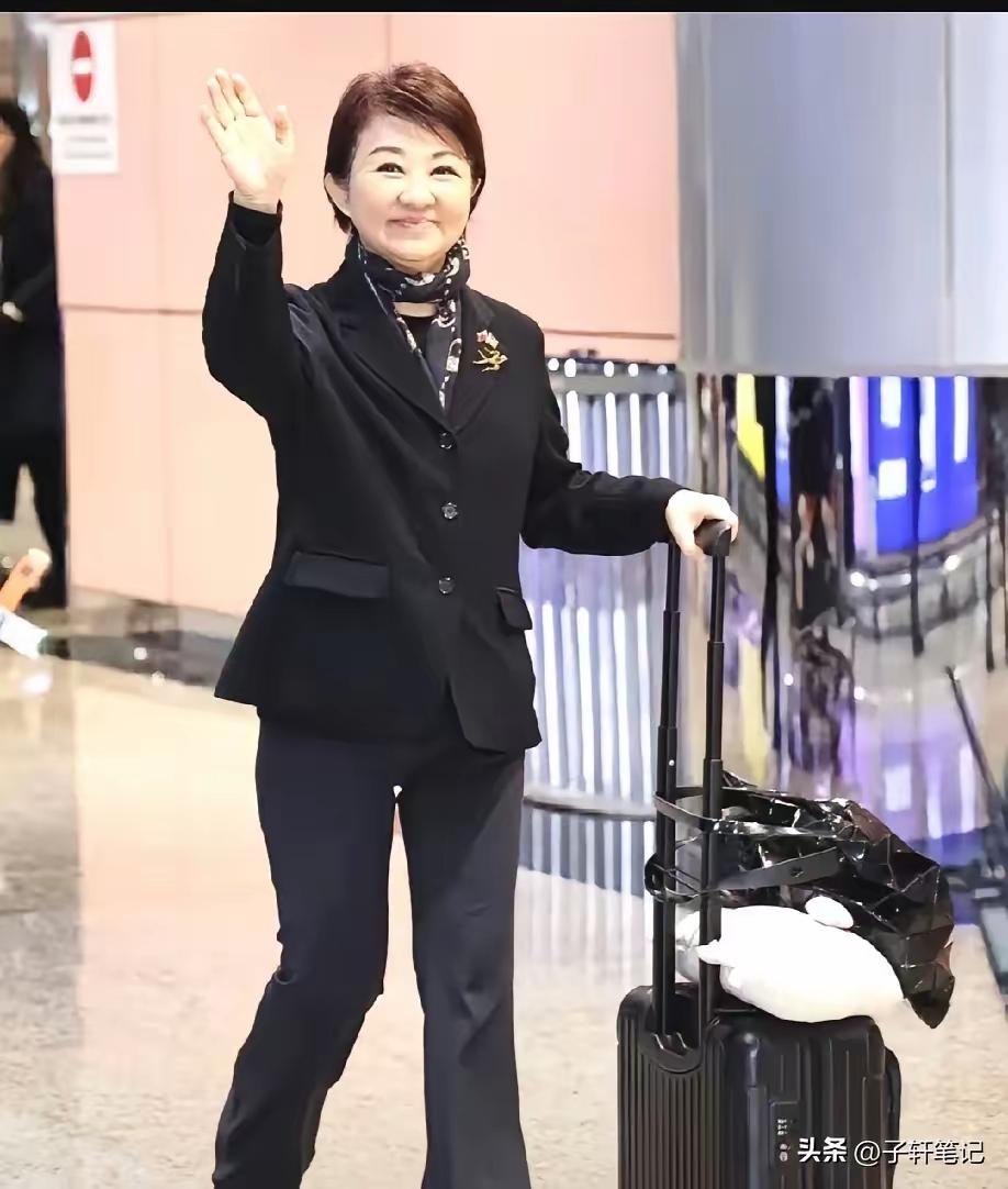 瞧她满面春风，整个脸部笑成一朵菊花，皱成一个“大猪脸”！

​今天（21日）凌晨