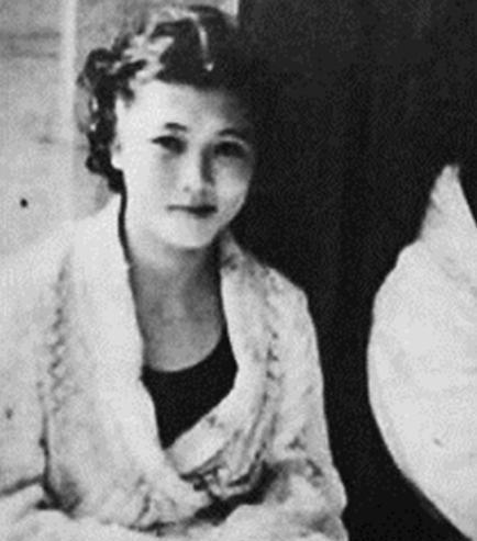 1937年，19岁“游泳皇后”杨秀琼结婚。

这场轰动全国的婚礼上，新娘胸前的金