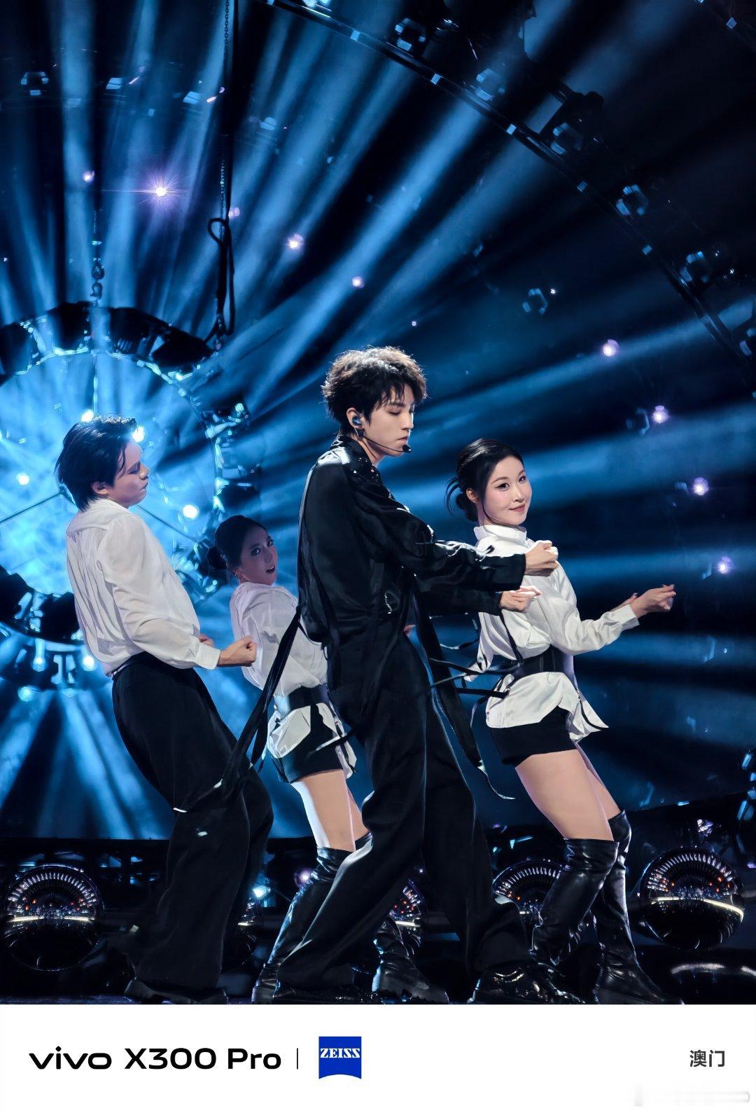 有人在看江苏卫视跨年吗？好多我喜欢的歌星啊  果然还得是vivo X300系列，