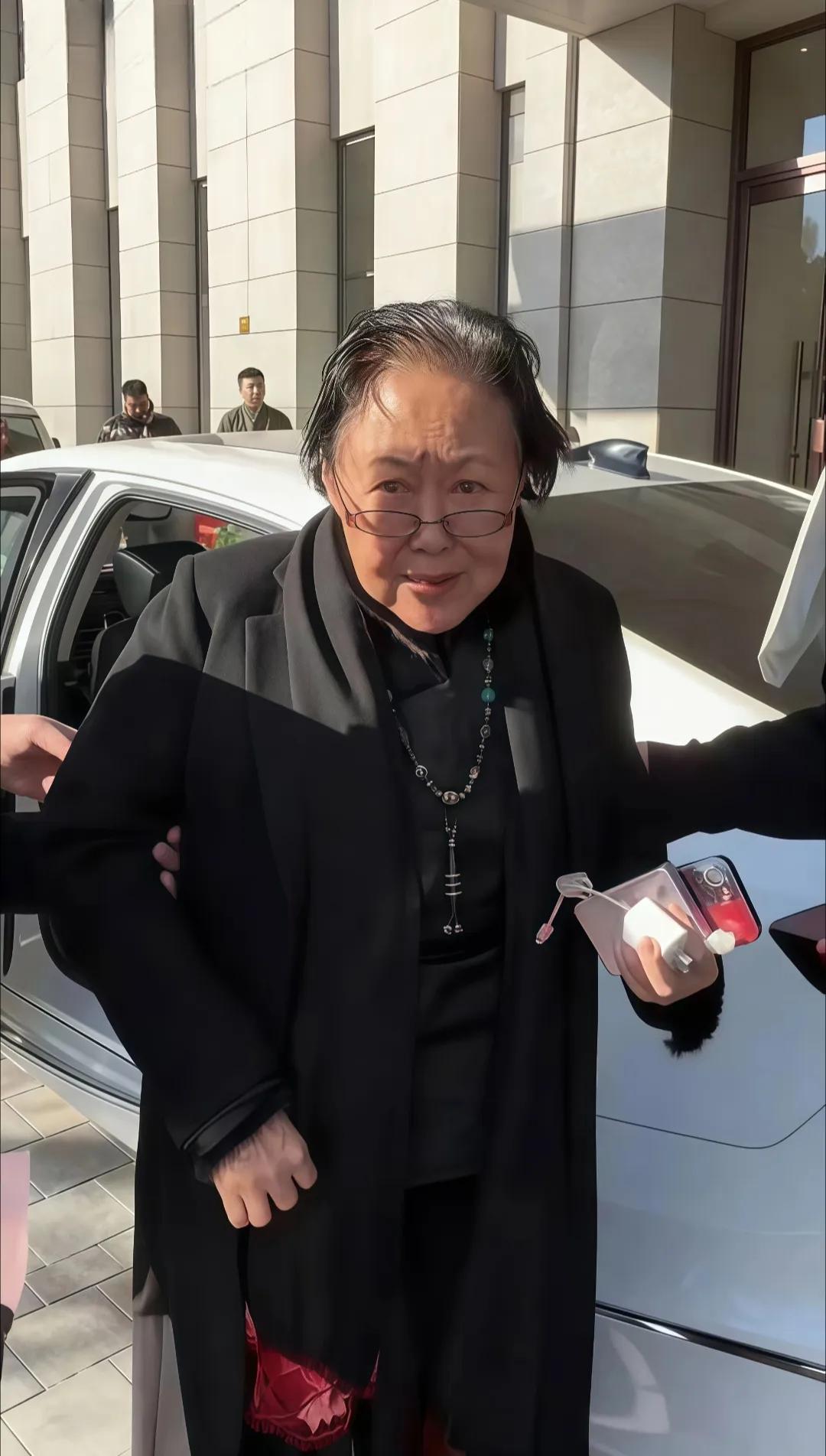 75岁的斯琴高娃与同龄的刘晓庆比较，状态差异令人惊讶！常年坚持健身的刘晓庆容光焕