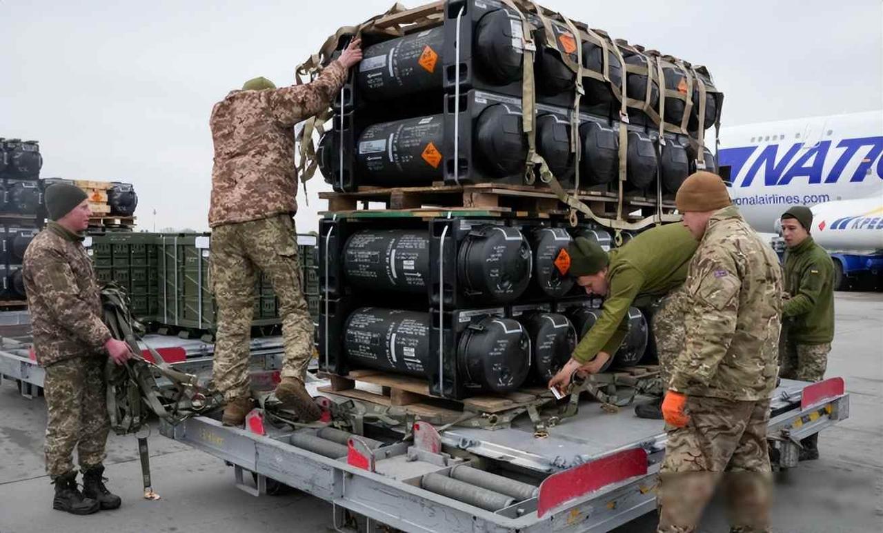 泽连斯基求援，美欧扯皮，乌克兰命悬一线
12月18号那天，泽连斯基去了布鲁塞尔，