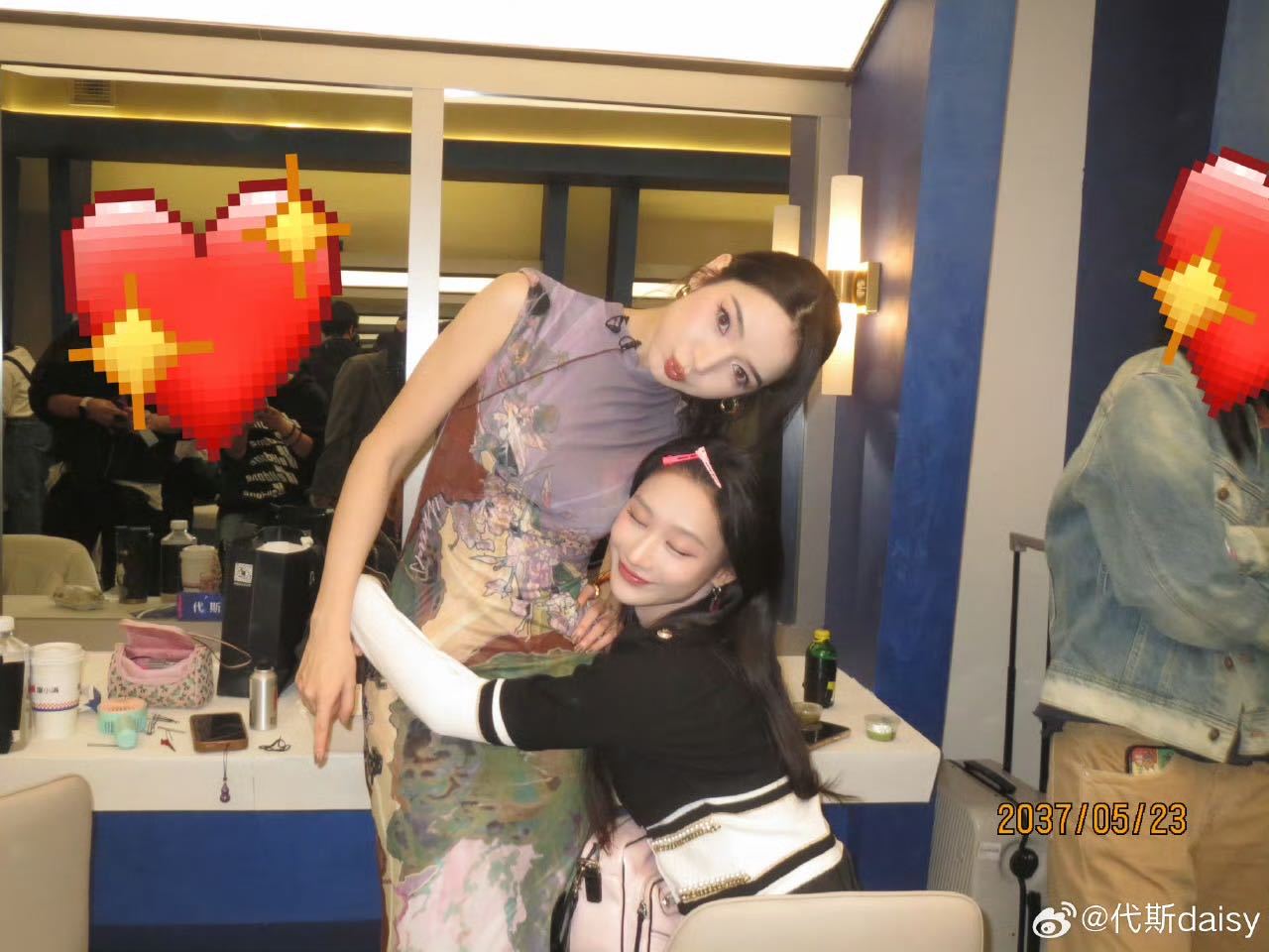 何宣林代斯对镜拍何宣林发了和代斯的搂肩照 代斯何宣林你们俩真的很会喂饭！合影陆陆