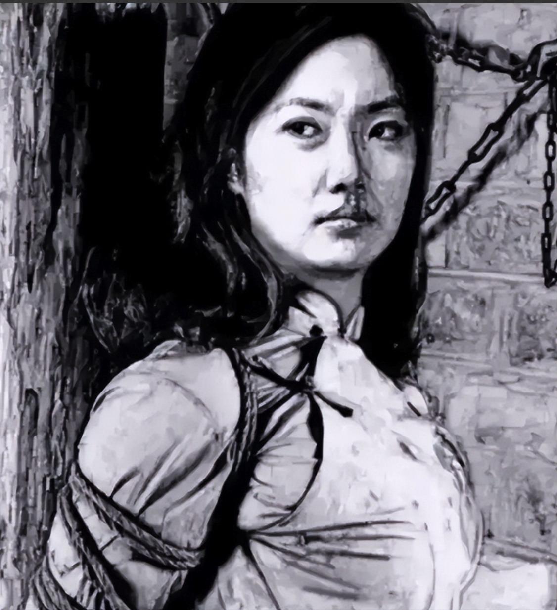1942年，女交通员被日军酷刑折磨至濒死，绝望之际，汉奸翻译竟凑近低语：“我会救
