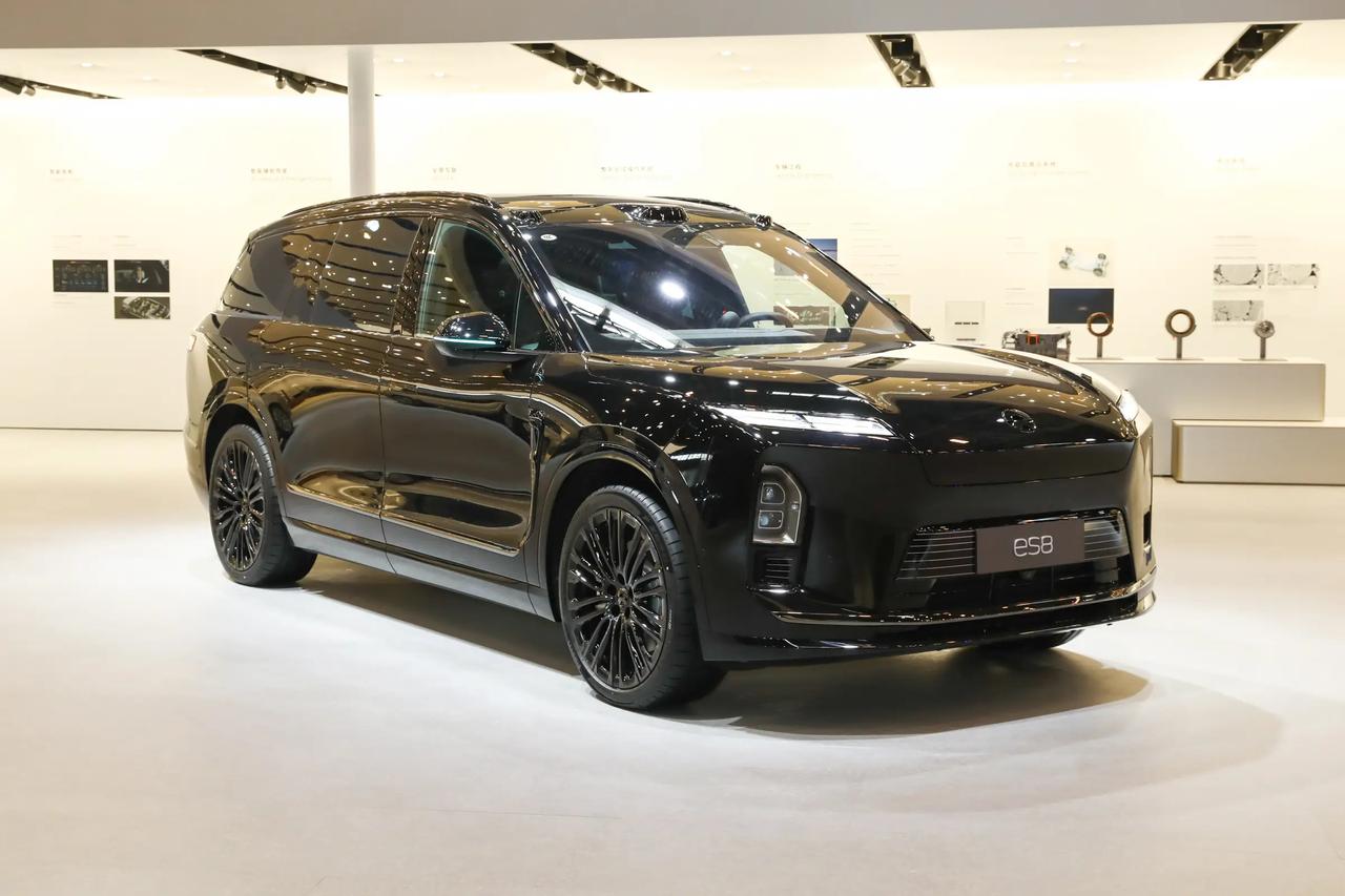 蔚来ES8玄金特别版，我感觉它不是奔着“性价比”来的，而是奔着那批想要气场、想要