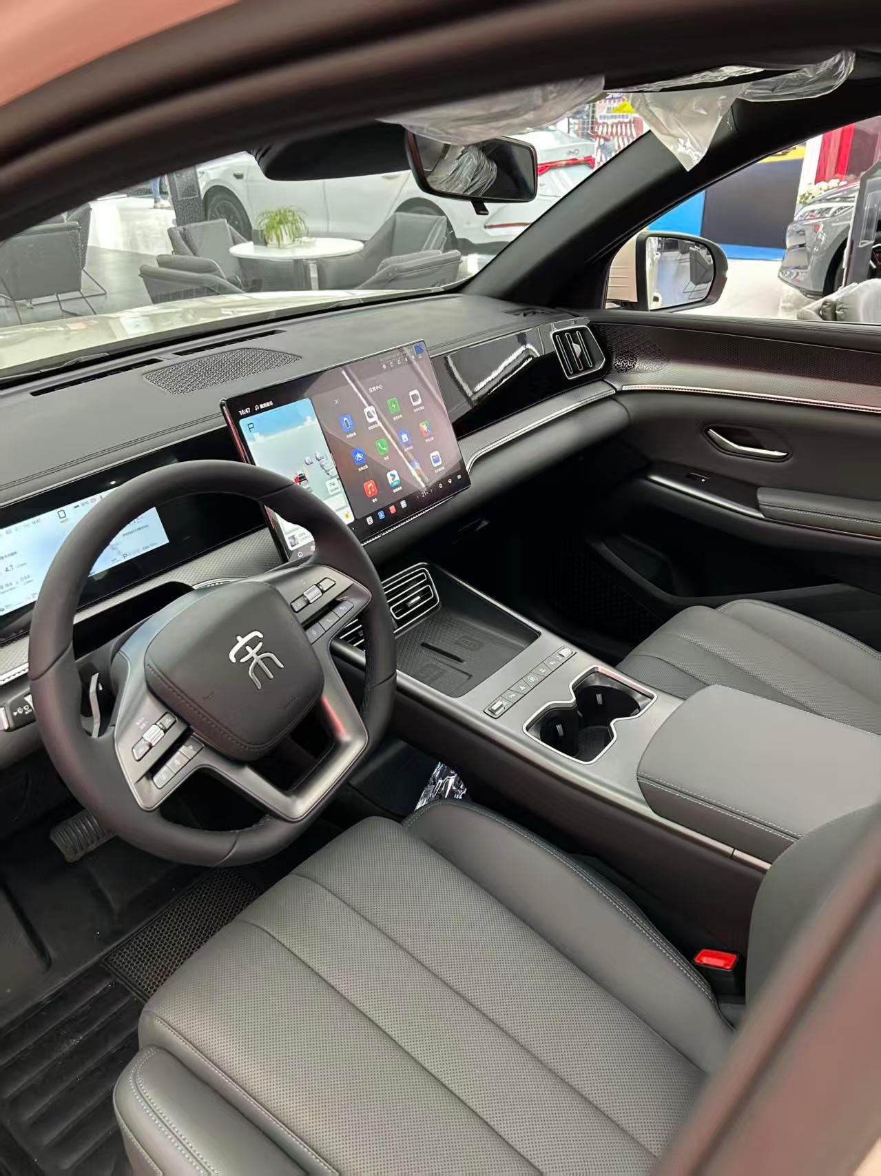 VTOL移动电站功能好用，户外露营时能给电磁炉、照明灯供电，拓展了用车场景。 