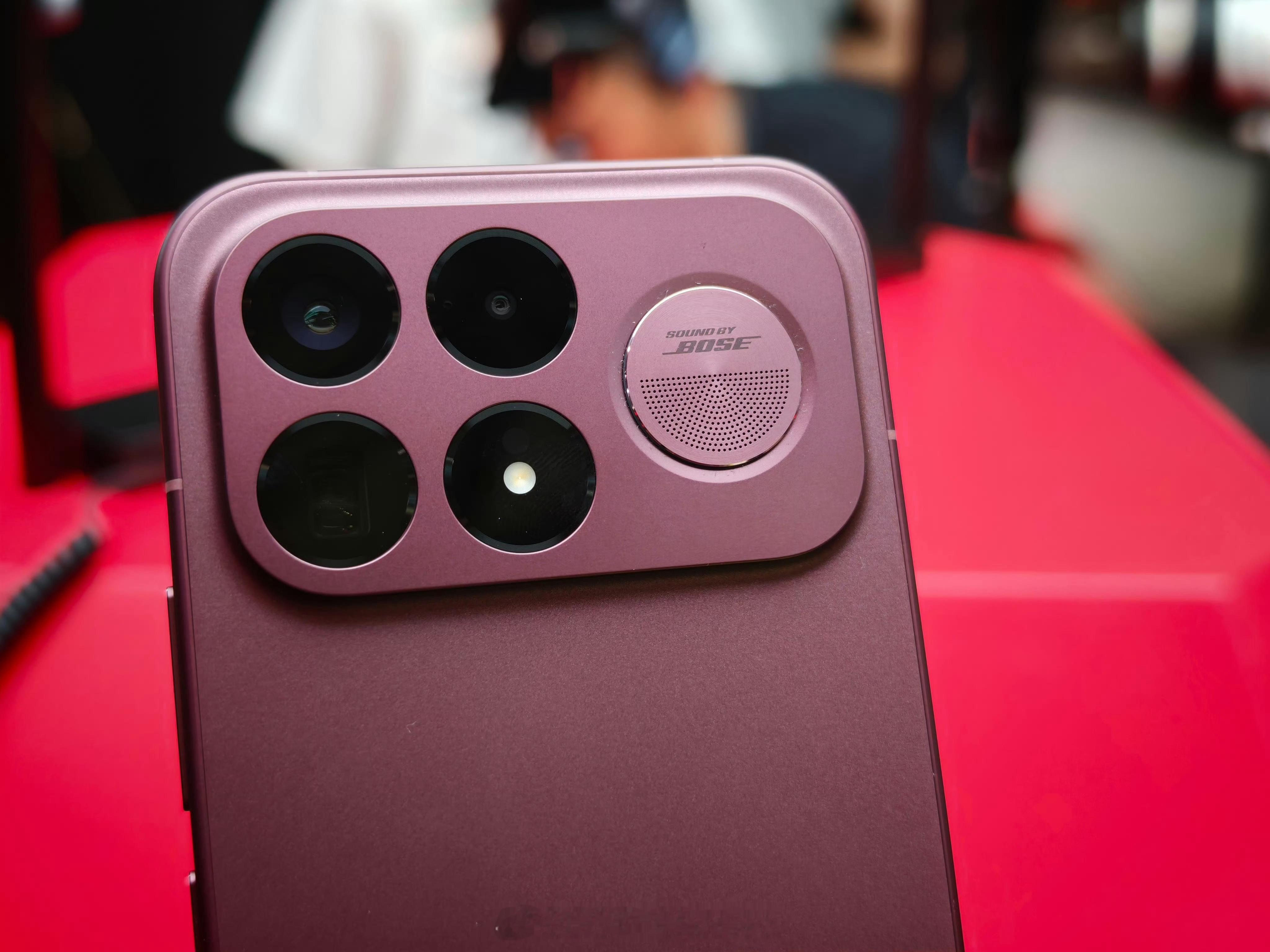 REDMI K100 Pro Max 赤霞珠红真机↓这次在机身设计上，还搭配做了