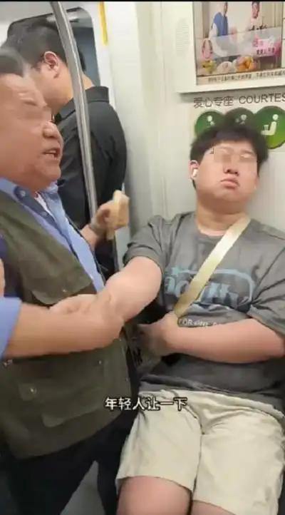 潮评丨老人拖拽小伙要求让座，文明不会产生于野蛮