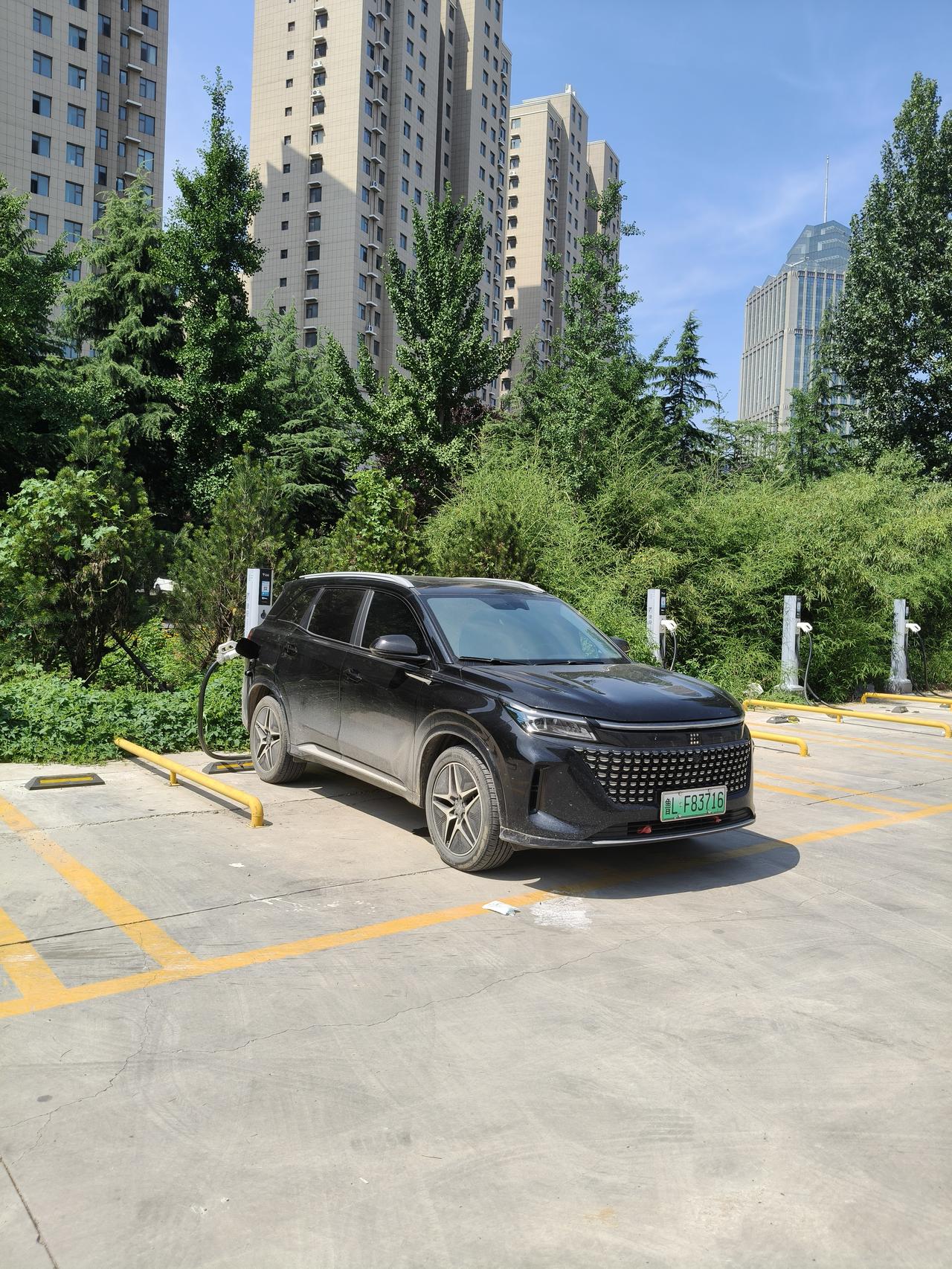 又来到沂水寿长医院充电站，我来沂水最喜欢来的充电站，现在夏天到了，天气很热，可以