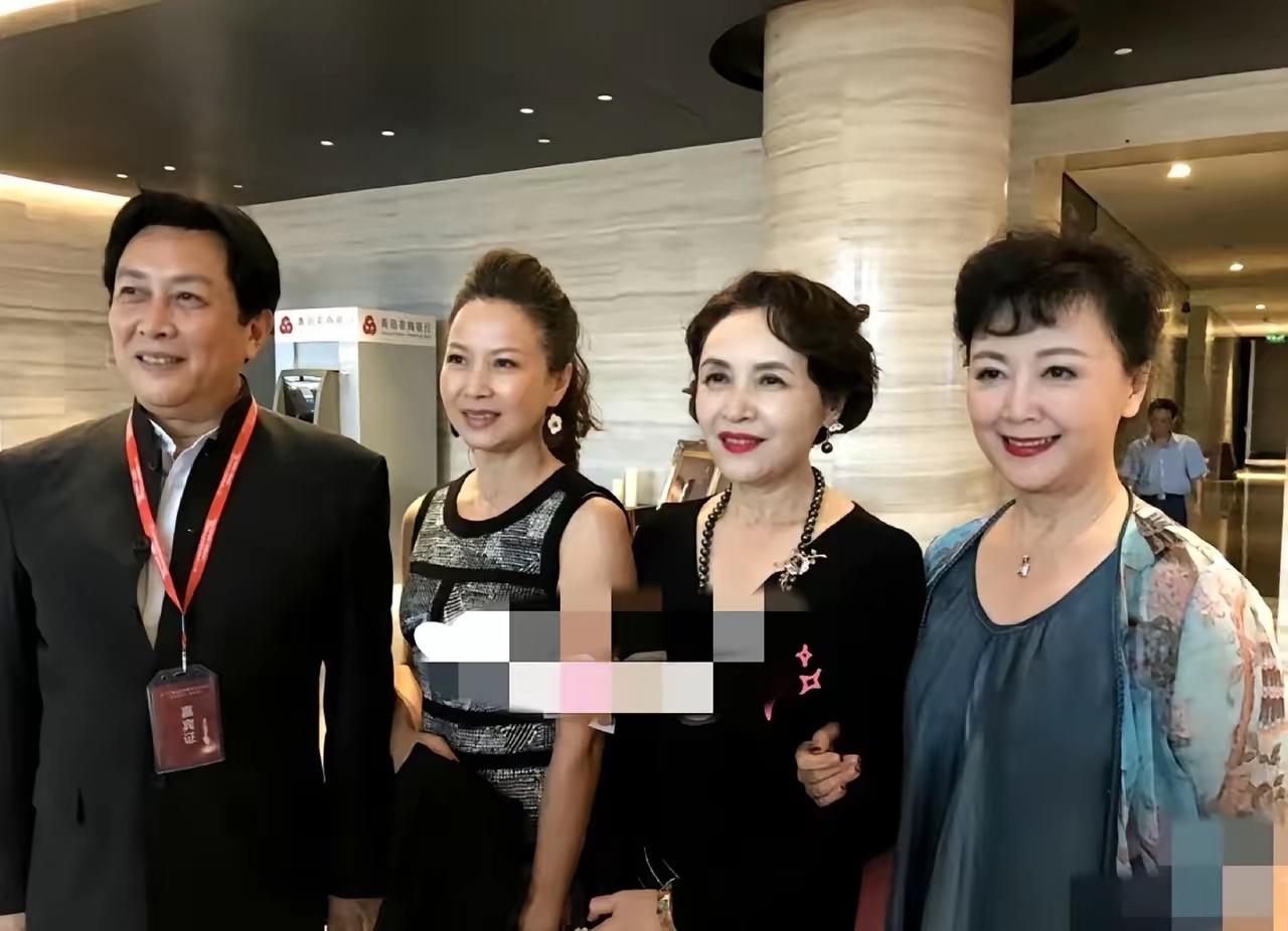 哇哇哇，几个老戏骨同框了！照片右边这个天生丽质，温柔贵气质，的不就是70年代主演