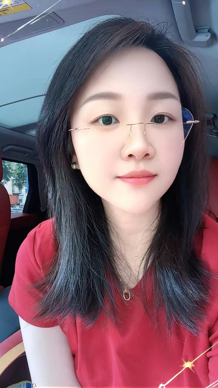 微笑面对每一天，红衣少女在车内😊  红衣女拍照 红衣美少女写真 我在车里的自拍