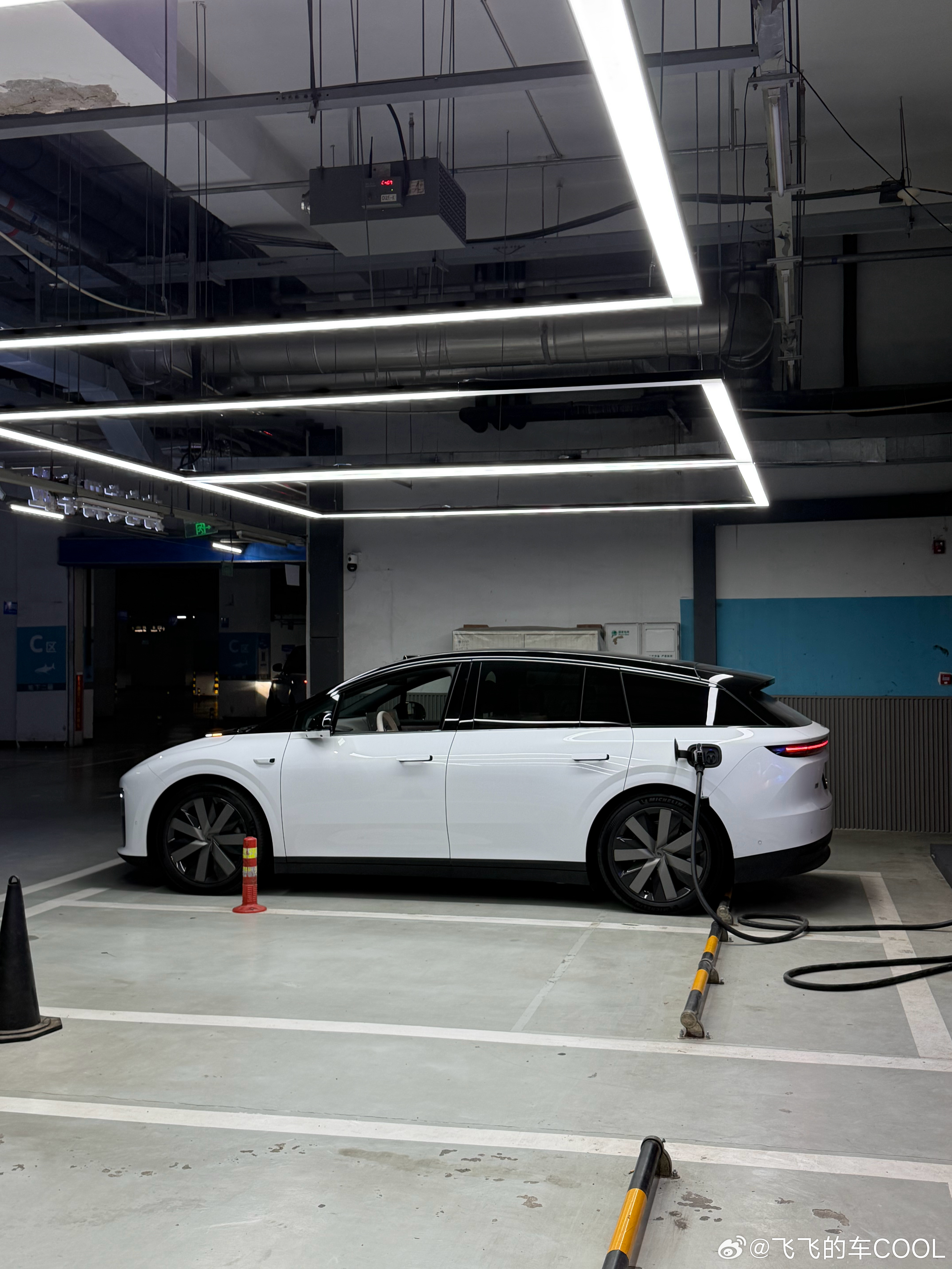 出门吃宵夜顺便充个电第一次这个角度认真看i6 这姿态真的蛮帅的