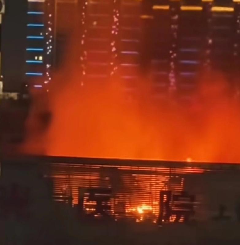 上饶曙光医院大火截图
图下方有12月16日晚字样。该医院为邱永生个人独资开办，是