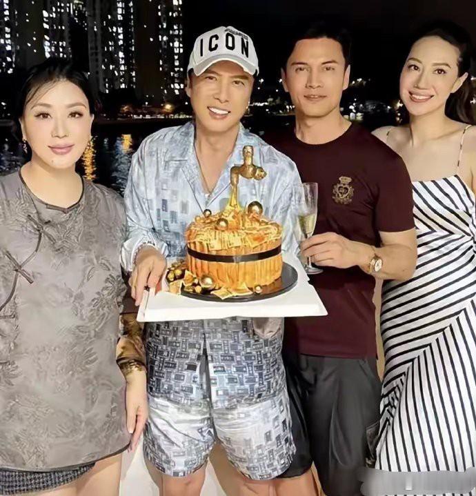 69岁吕良伟比61岁甄子丹还抗老，穿短袖像小年轻，真会娶老婆！ 