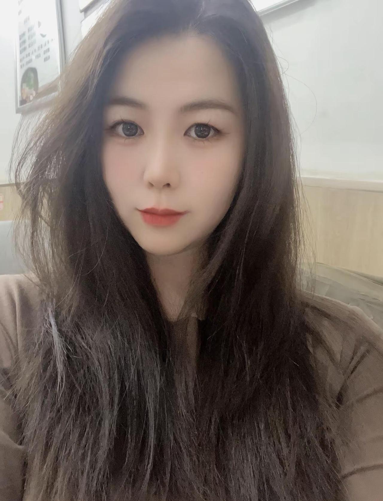 我想把自己养的开开心心，快快乐乐的，穿的漂漂亮亮的，说话温温柔柔的，一副与世无争