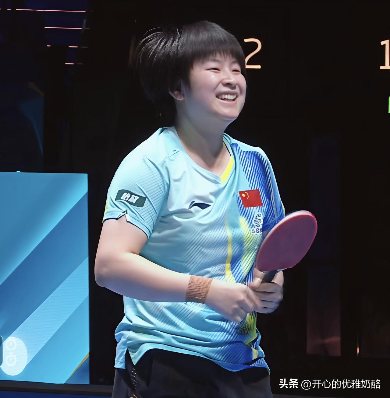 覃予萱的笑很治愈，从来没见过她这样开心。
覃予萱开局比分就领先，被早田追到10-