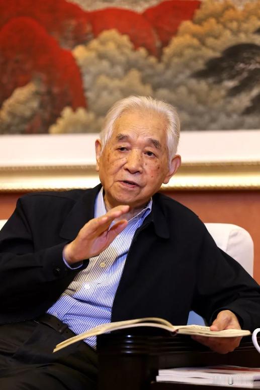 1934年9月，谢世杰生于重庆梁平，1951年9月投身工作。他半生扎根原西康雅安