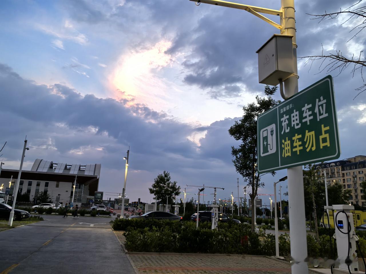 延庆站北广场充电车位虚位以待。