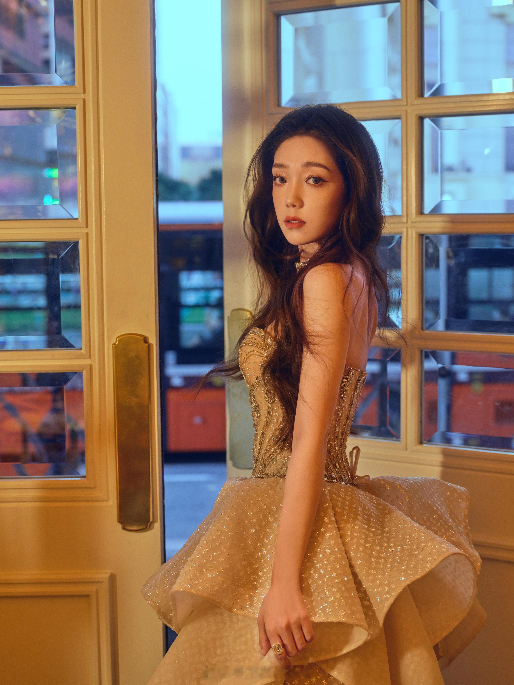 希林娜依高的一组美腿舞台造型 