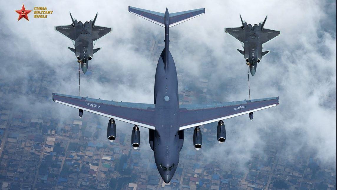 运油-20A同步为两架歼-20开展机翼双侧软管加油。双机同步对接对编队位姿把控、