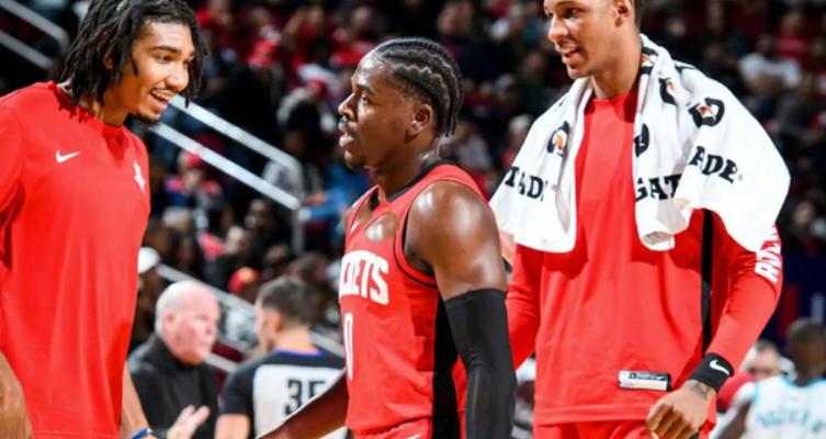 NBA中国赛，季前赛火箭对阵独行侠的比赛中，出现了非常奇葩的一幕。第四节比赛还剩