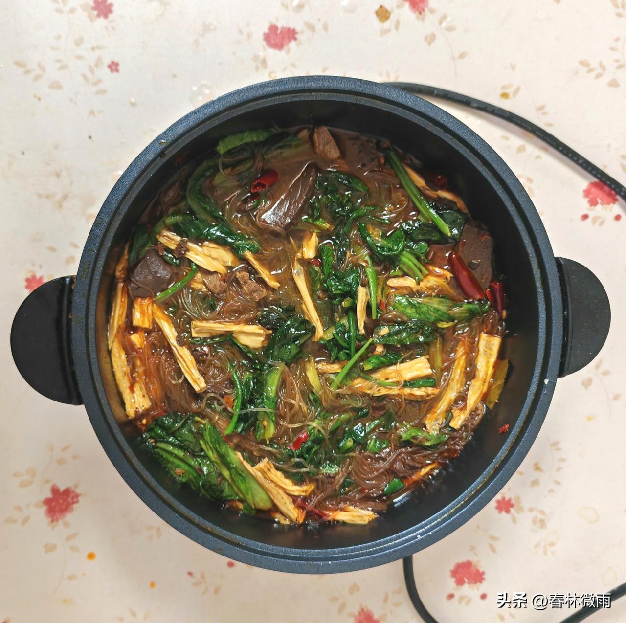 贵阳的天气冷了,适合吃火锅.今天中午的午饭我做火锅吃.用重庆火锅底做汤，可以放各