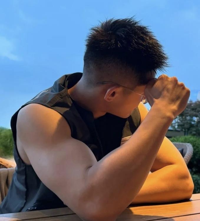 天津，一男子买了份炒饼，
随后打包了5头蒜、辣椒油、一堆咸菜。
老板发现后，直接