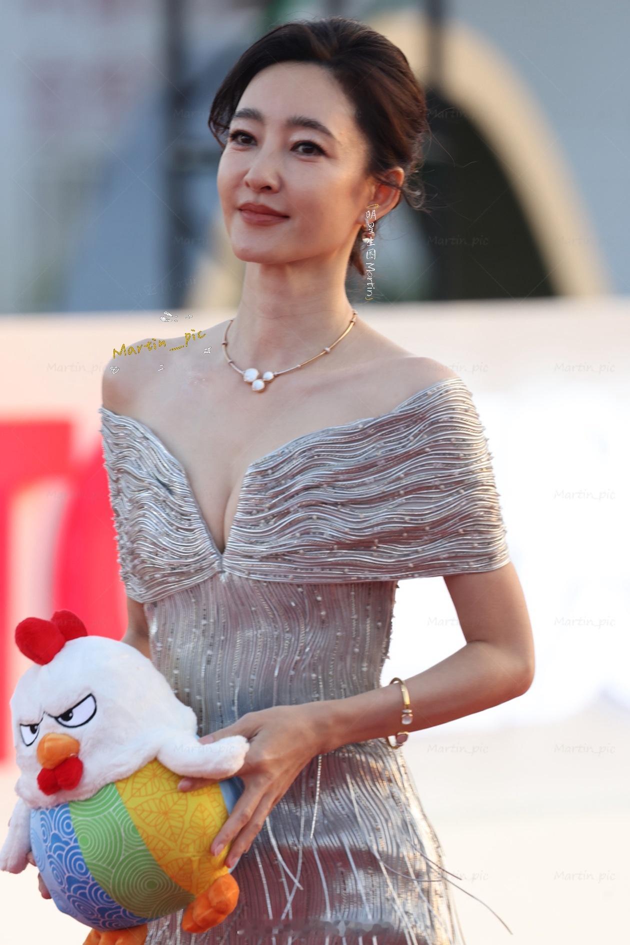 王丽坤金鸡奖红毯生图优雅的代名词