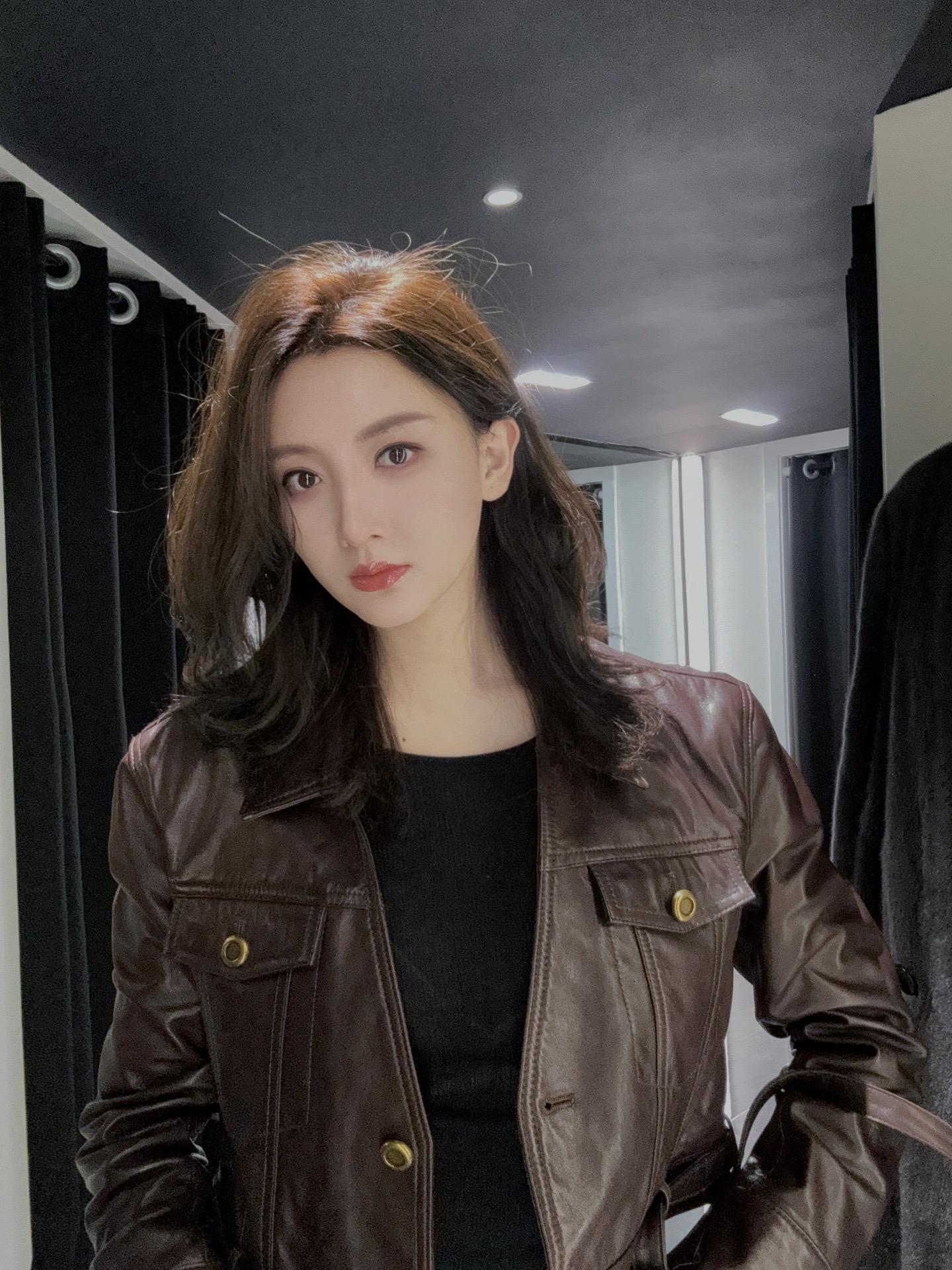 吃饱撑着 才会稀罕别人半斤八两的爱 人生已得一分满 何须他人半分怜