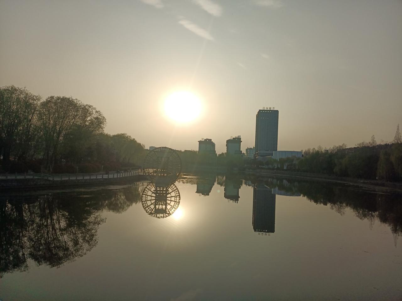 二月初九“双日”辉映京杭大运河。