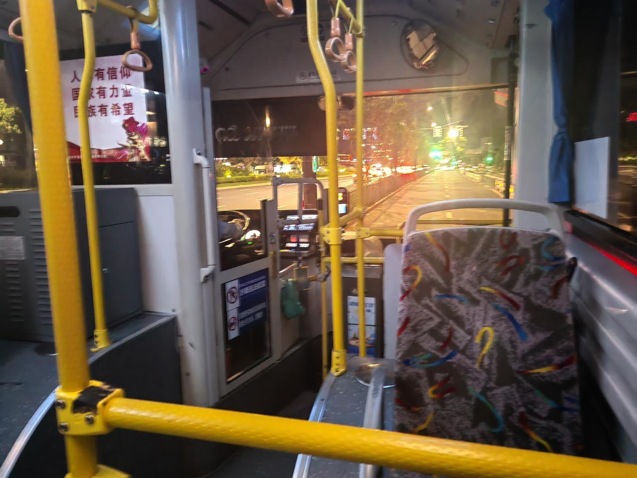 这是一辆气电混合公交车，驾驶员说，才开了8年、40多万公里就要报废了，太可惜了！